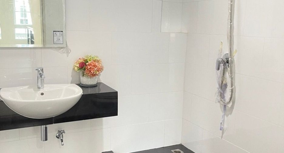 For sale 3 bedrooms townhouse in Bang Kapi, Bangkok
