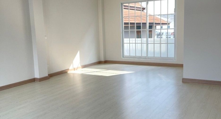 For sale 3 bedrooms townhouse in Bang Kapi, Bangkok