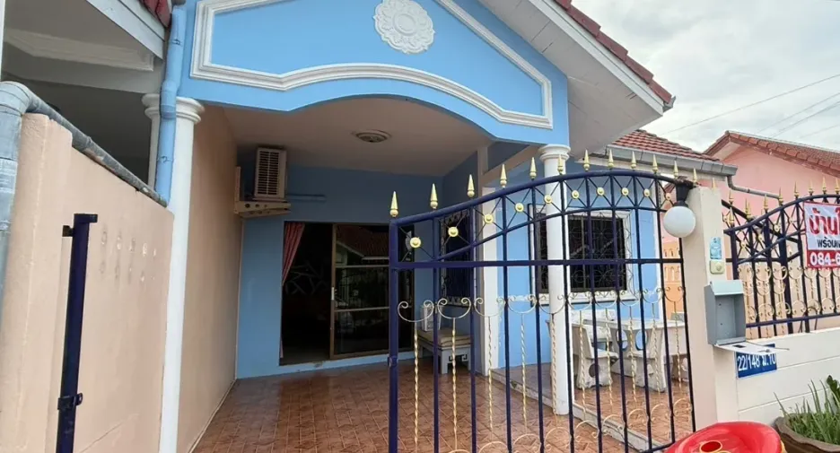 À louer 2 chambres maison de ville à Bang Lamung, Chonburi