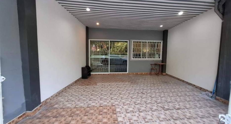 For rent 4 ベッドルーム townhouse in Bang Lamung, Chonburi
