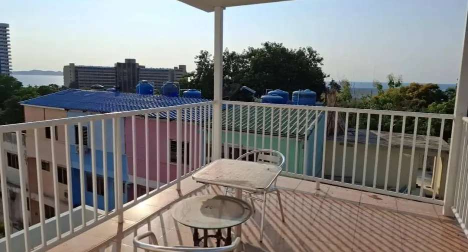 For rent 4 ベッドルーム townhouse in Bang Lamung, Chonburi
