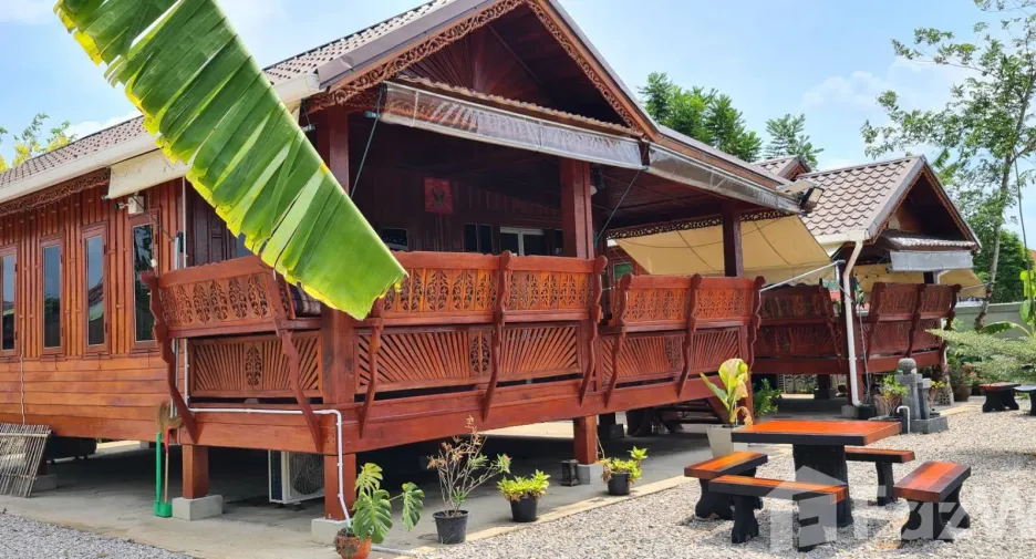 For sale 3 bedrooms hotel in Mueang Lampang, Lampang