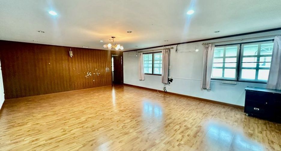 For sale 6 bedrooms house in Din Daeng, Bangkok