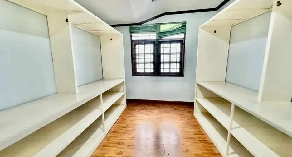 For sale 6 bedrooms house in Din Daeng, Bangkok
