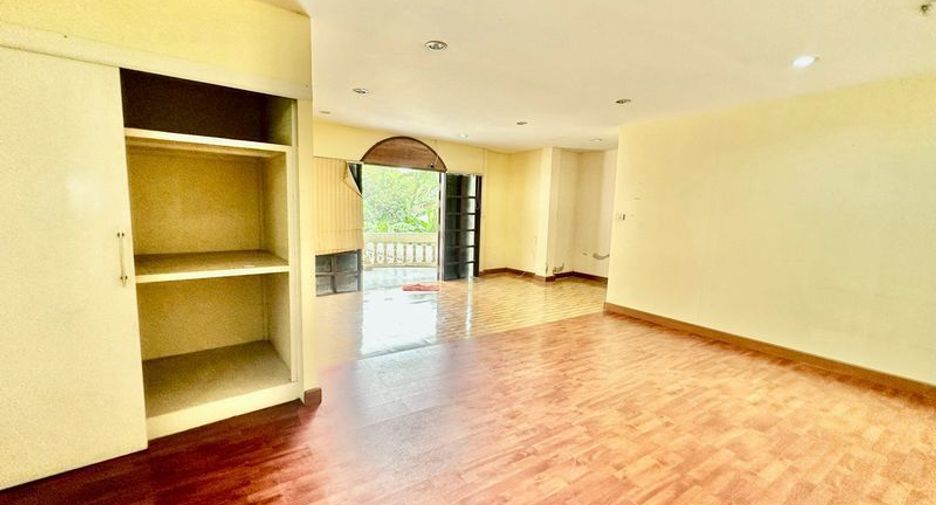 For sale 6 bedrooms house in Din Daeng, Bangkok