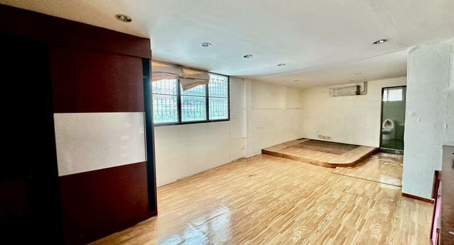 For sale 6 bedrooms house in Din Daeng, Bangkok