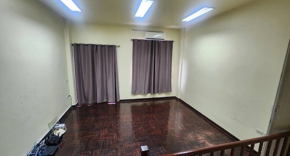 For sale 4 bedrooms townhouse in Wang Thonglang, Bangkok