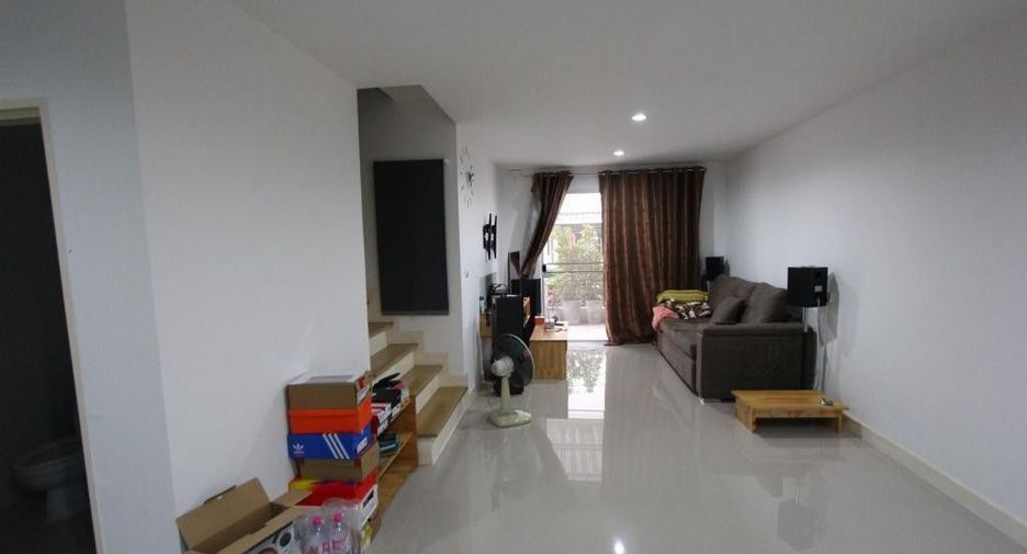 For sale 3 bedrooms townhouse in Mueang Samut Prakan, Samut Prakan