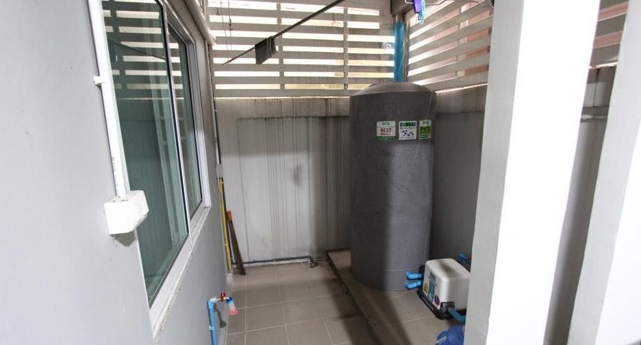 For sale 3 bedrooms townhouse in Mueang Samut Prakan, Samut Prakan
