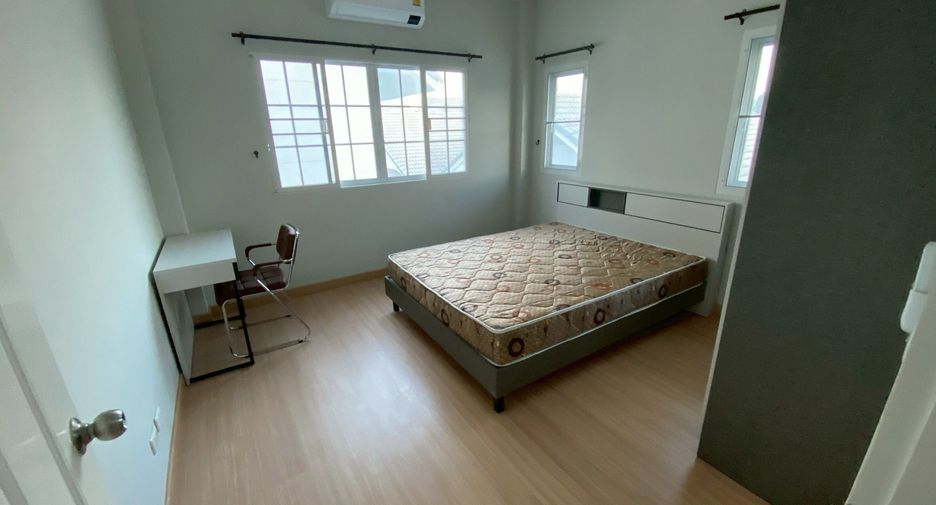 For rent 3 bedrooms house in San Kamphaeng, Chiang Mai