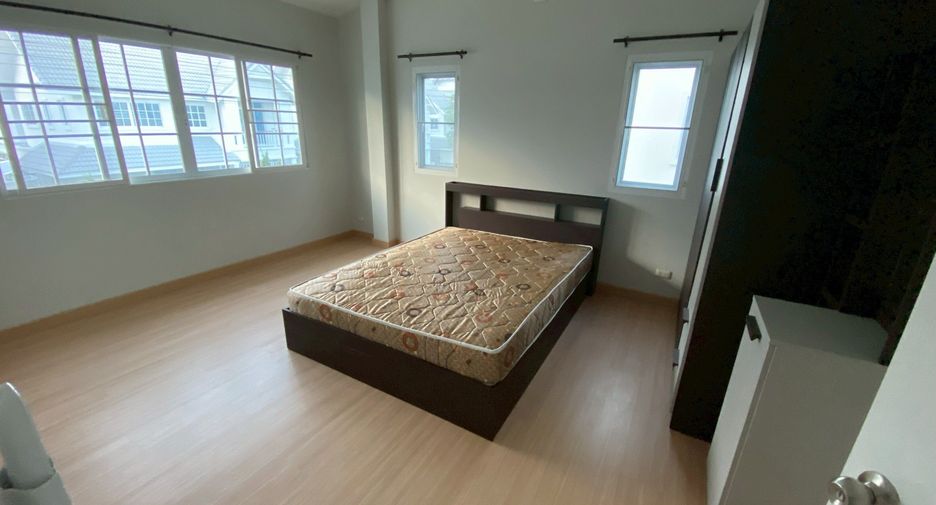 For rent 3 bedrooms house in San Kamphaeng, Chiang Mai