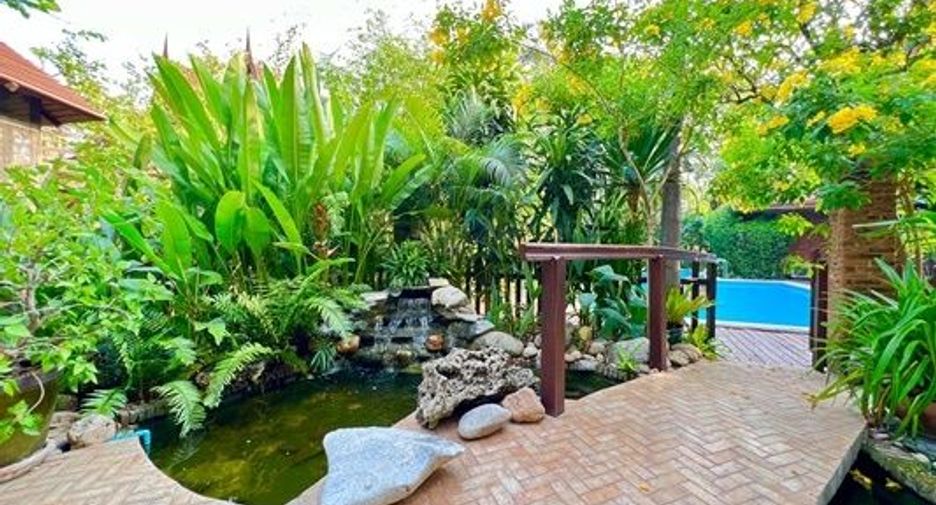 For sale 5 bedrooms house in Lak Si, Bangkok