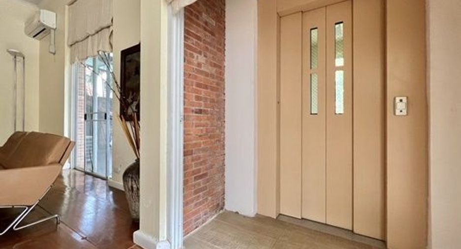 For sale 5 bedrooms house in Lak Si, Bangkok