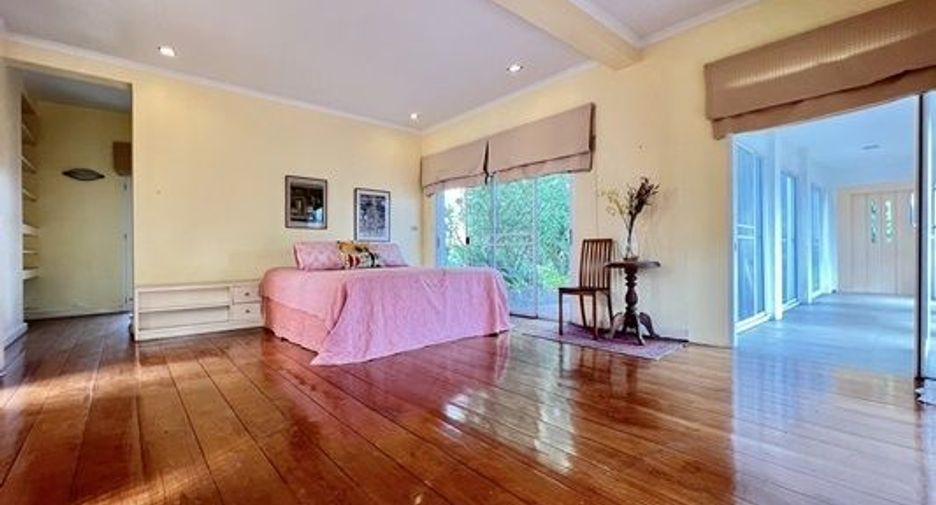 For sale 5 bedrooms house in Lak Si, Bangkok