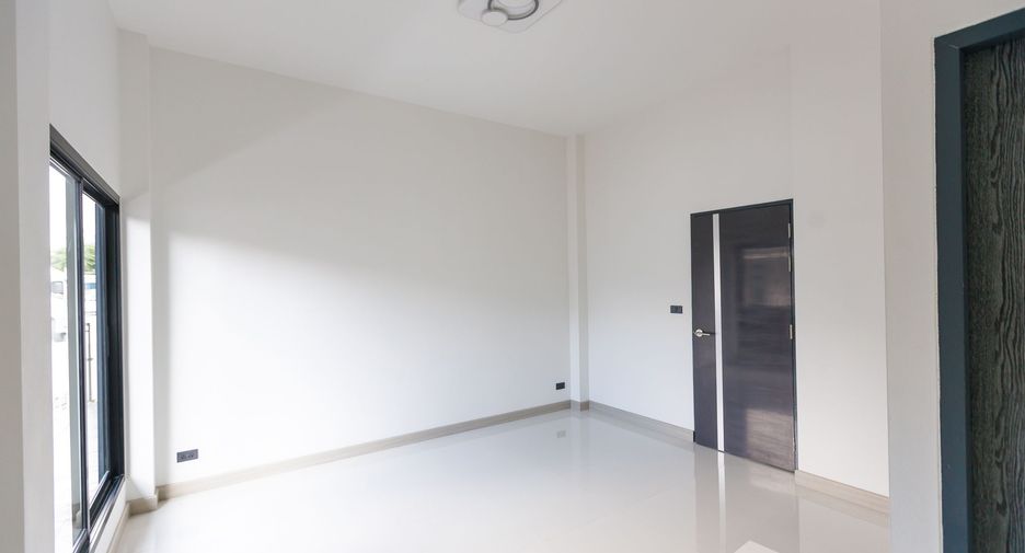 For sale 3 bedrooms house in San Kamphaeng, Chiang Mai