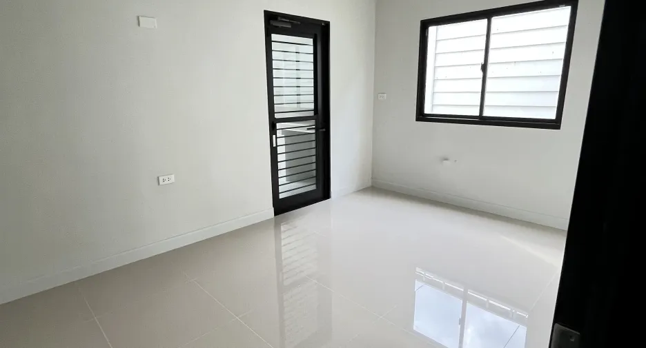 For sale 4 bedrooms house in Thawi Watthana, Bangkok
