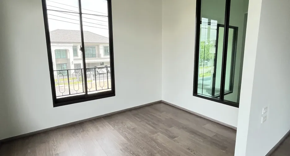 For sale 4 bedrooms house in Thawi Watthana, Bangkok