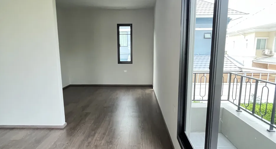 For sale 4 bedrooms house in Thawi Watthana, Bangkok