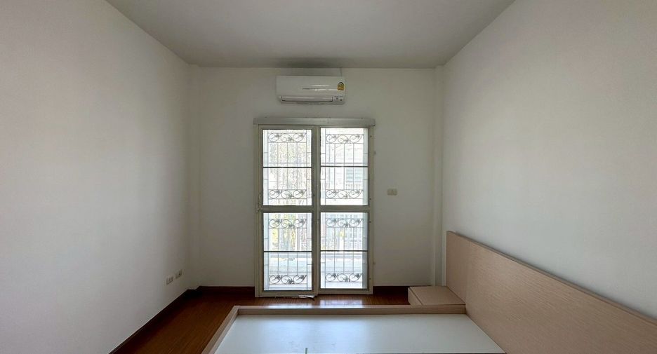 For sale 3 bedrooms townhouse in Pak Kret, Nonthaburi