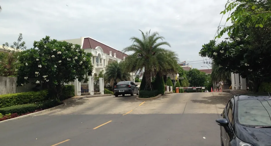 For sale 3 bedrooms townhouse in Phasi Charoen, Bangkok