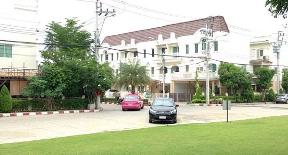 For sale 3 bedrooms townhouse in Phasi Charoen, Bangkok