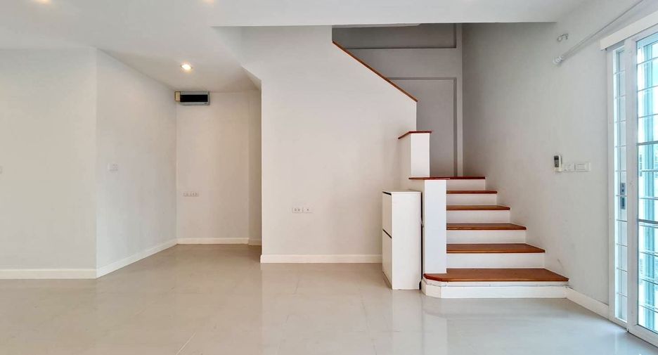 For sale 3 bedrooms townhouse in Phasi Charoen, Bangkok