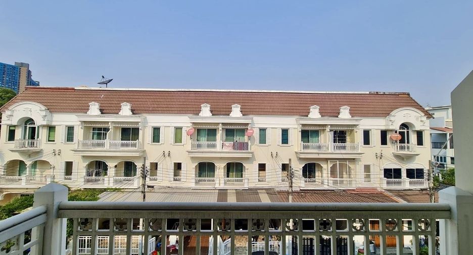 For sale 3 bedrooms townhouse in Phasi Charoen, Bangkok