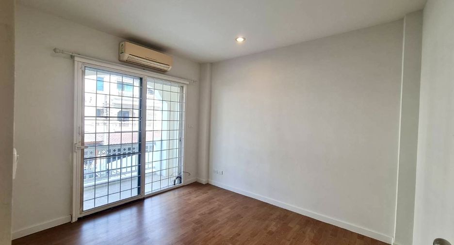 For sale 3 bedrooms townhouse in Phasi Charoen, Bangkok