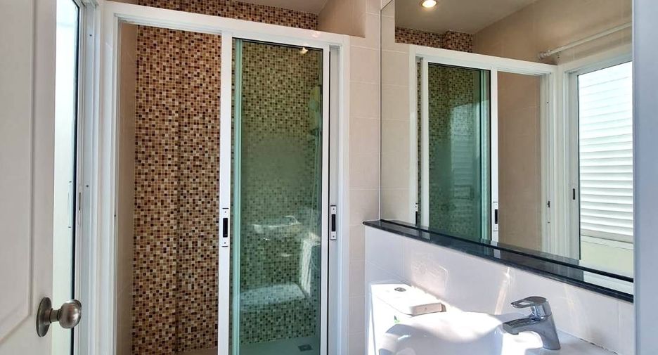 For sale 3 bedrooms townhouse in Phasi Charoen, Bangkok