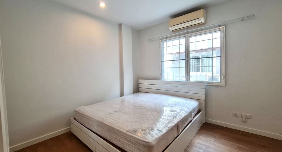 For sale 3 bedrooms townhouse in Phasi Charoen, Bangkok