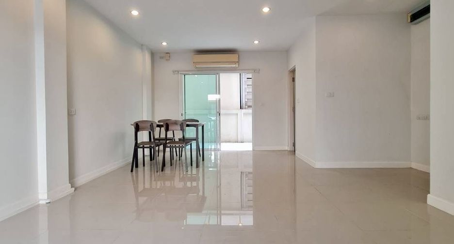 For sale 3 bedrooms townhouse in Phasi Charoen, Bangkok