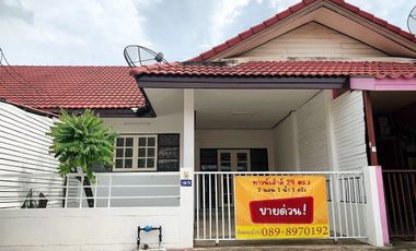 À vendre 2 chambres maison de ville à Si Maha Phot, Prachin Buri