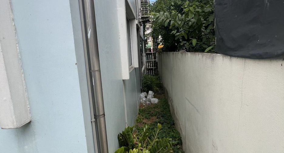 For sale 3 bedrooms retail Space in Bang Khun Thian, Bangkok