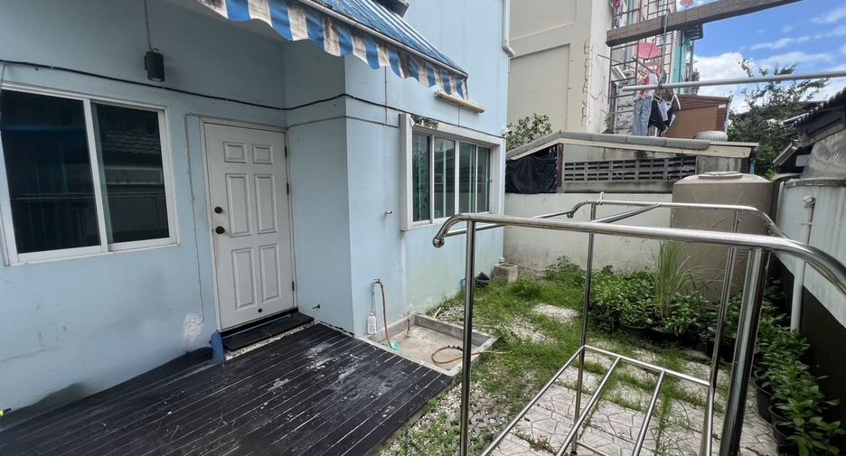 For sale 3 bedrooms retail Space in Bang Khun Thian, Bangkok
