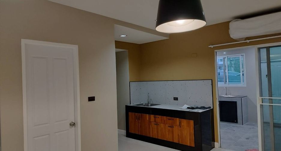 For sale 3 bedrooms townhouse in Bang Kapi, Bangkok