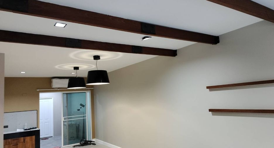 For sale 3 bedrooms townhouse in Bang Kapi, Bangkok