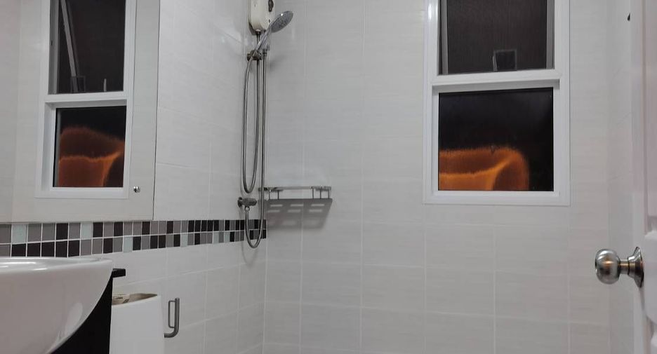 For sale 3 bedrooms townhouse in Bang Kapi, Bangkok