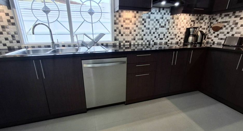 For sale 4 bedrooms house in Cha Am, Phetchaburi