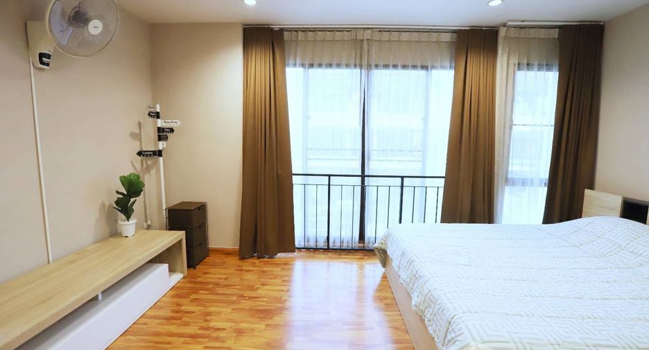 For sale 3 bedrooms townhouse in Phra Khanong, Bangkok