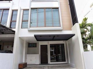Reihenhaus zum Kauf mit 3 Zimmer in Phra Khanong, Bangkok