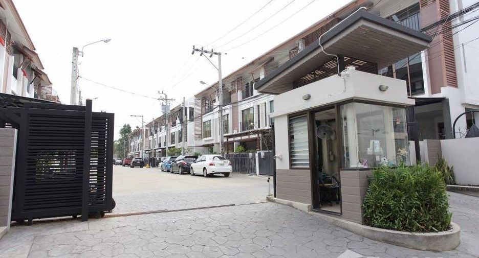 For sale 3 bedrooms townhouse in Phra Khanong, Bangkok