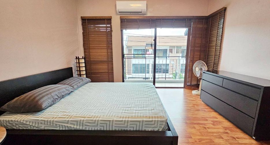 For sale 3 bedrooms townhouse in Phra Khanong, Bangkok