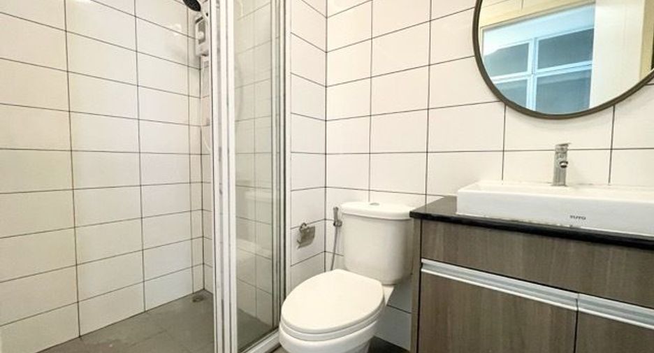 For sale 1 Beds condo in Huai Khwang, Bangkok