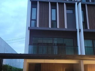 À vendre 3 chambres maison de ville à Lat Phrao, Bangkok