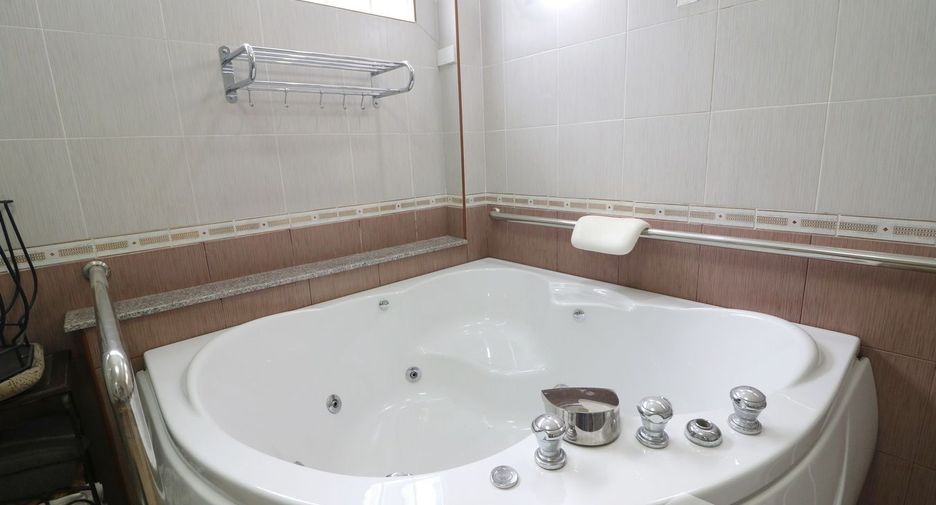 For sale 4 bedrooms house in Wanon Niwat, Sakon Nakhon