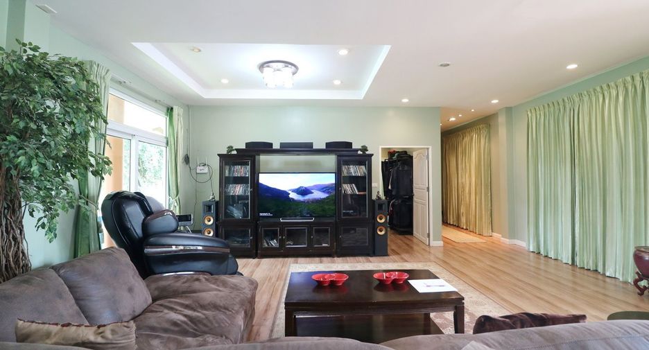 For sale 4 bedrooms house in Wanon Niwat, Sakon Nakhon