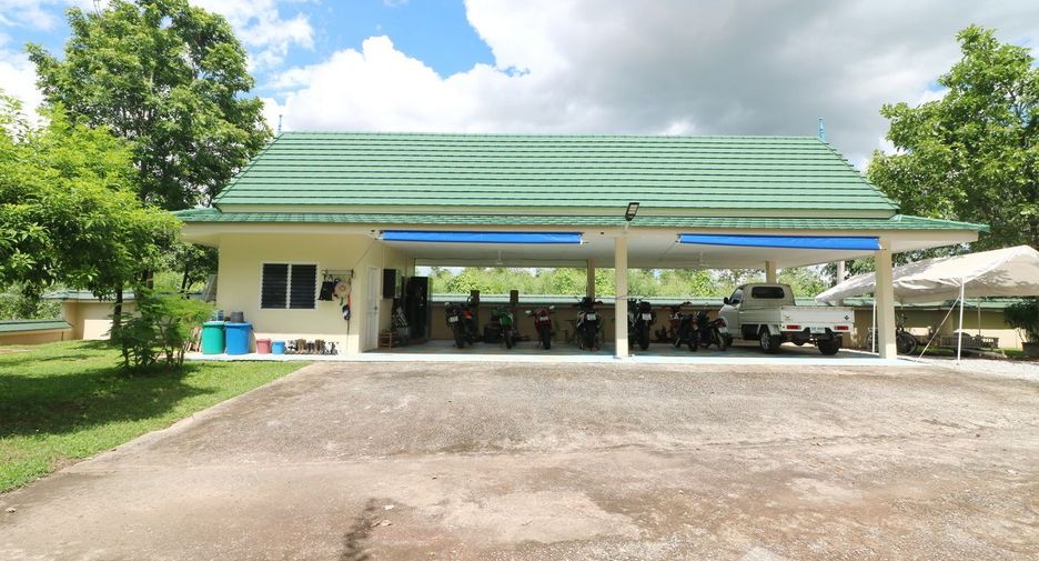 For sale 4 bedrooms house in Wanon Niwat, Sakon Nakhon