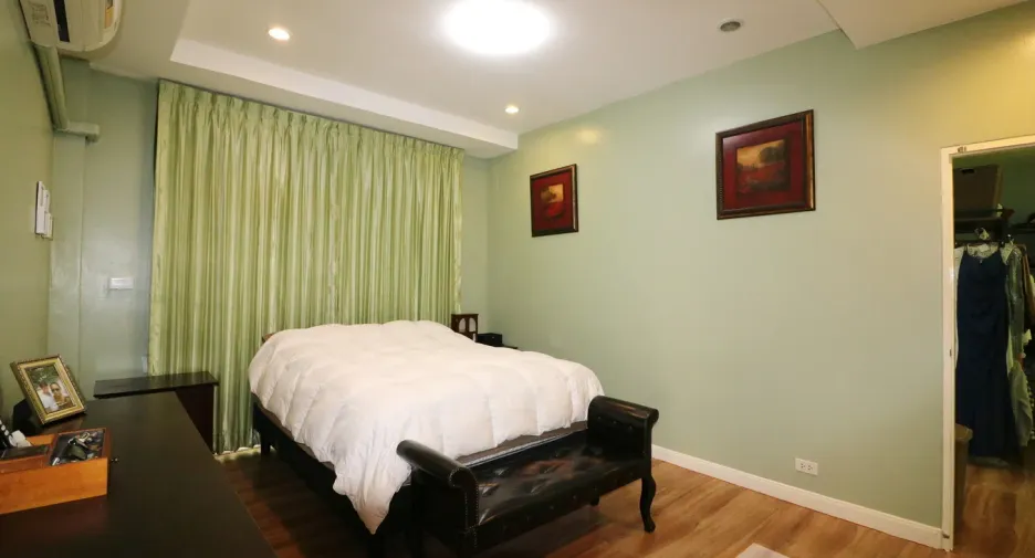 For sale 4 bedrooms house in Wanon Niwat, Sakon Nakhon