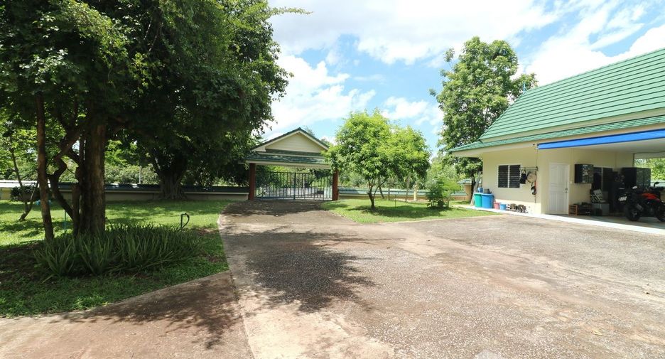For sale 4 bedrooms house in Wanon Niwat, Sakon Nakhon
