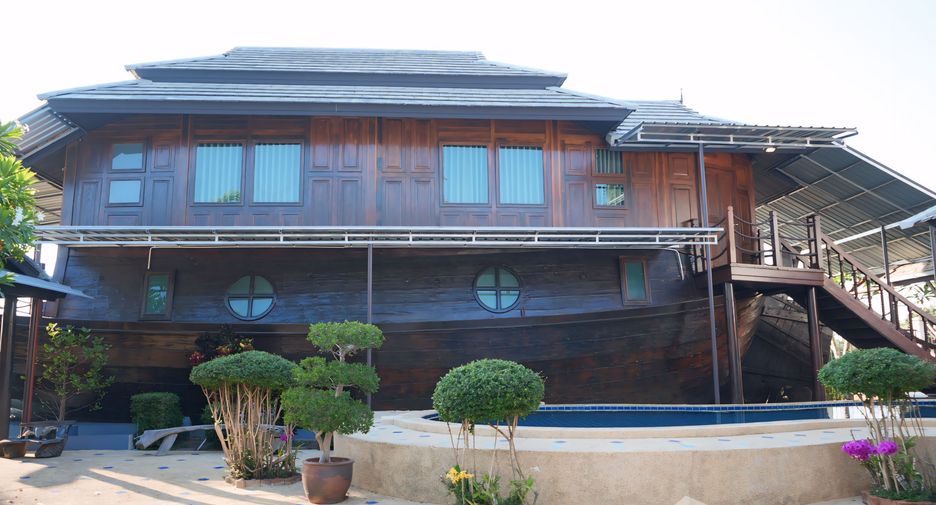 For rent 4 bedrooms villa in Bang Lamung, Chonburi